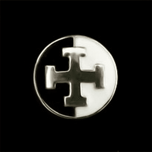 Estuches masónicos de madera tallada con símbolos de la fraternidad grabados. Fichas masónicas personalizadas utilizadas en logias para representar grados. Material visual representando la filosofía masónica junto a estuches rituales. Escena que evoca la fraternidad masónica con fichas y estuches simbólicos en primer plano.